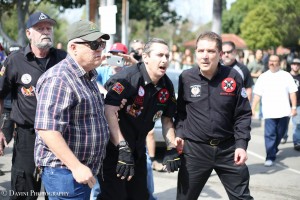 Quigg hurtin', center. Stabby Klukker Charles Donner at right.