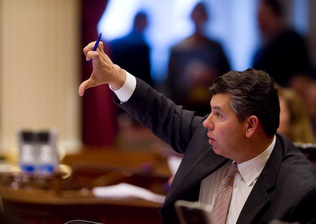 State Senate Leader Darrell Steinberg talks to reporters as budget vote falls apart (Picture taken by an Orange Juice pajarito in Sacramento) “Sen. Abel Maldonado said this afternoon he’s open […]